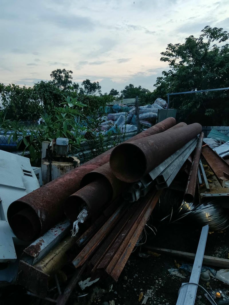 Sắt thép công trình thường ở mức 6.000–11.000 đồng/kg, nhôm 25.000–48.000 đồng/kg, inox 18.000–45.000 đồng/kg và